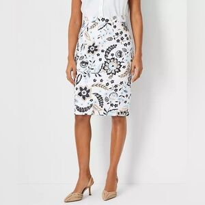 Ann Taylor Women’s White Black Blue Textured Cotton Floral Pencil Skirt Size 12